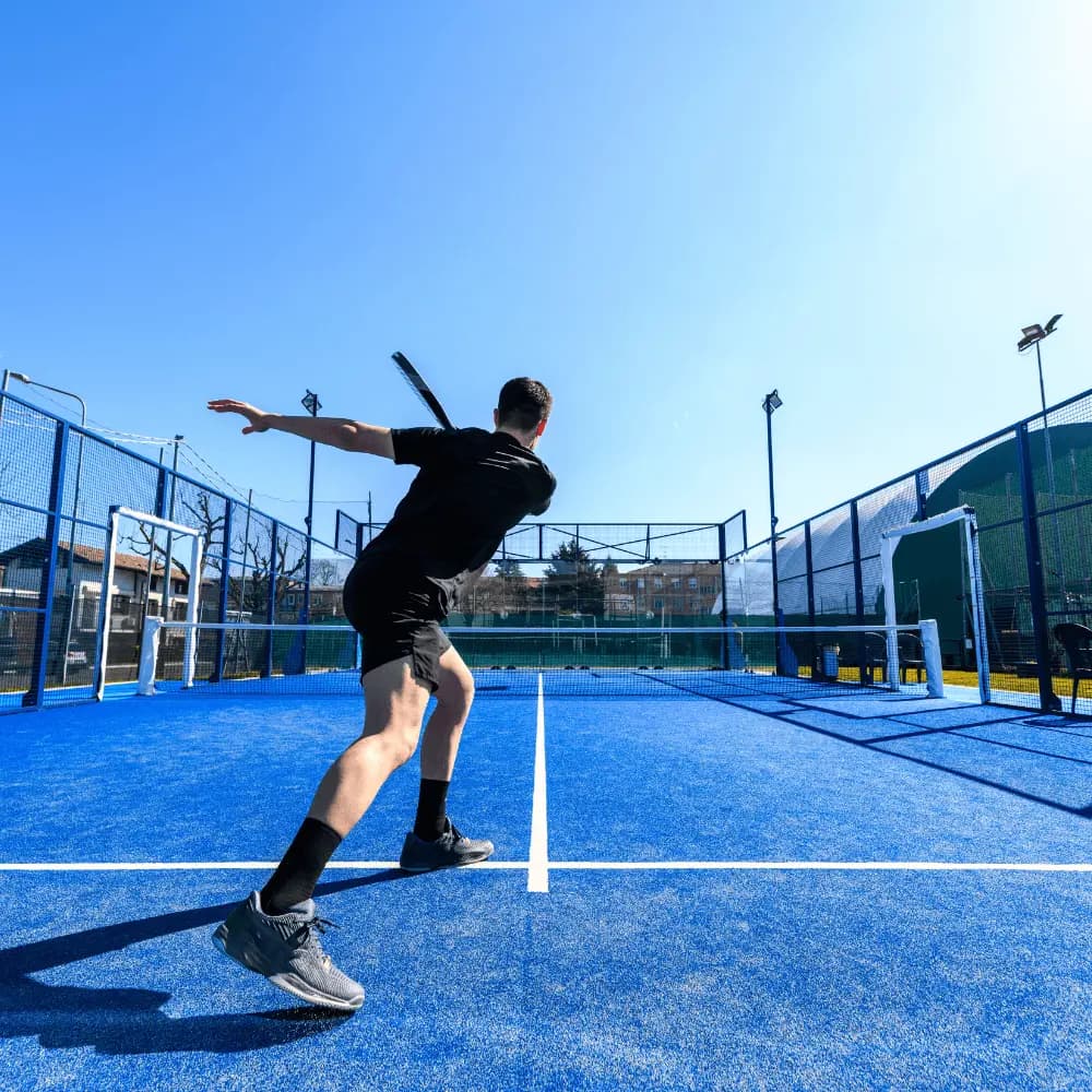 Joueur de padel en plein match