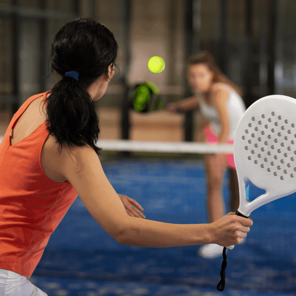 Joueuses de padel indoor
