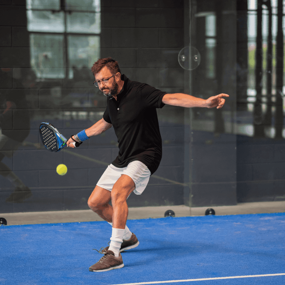 Joueur de padel en action